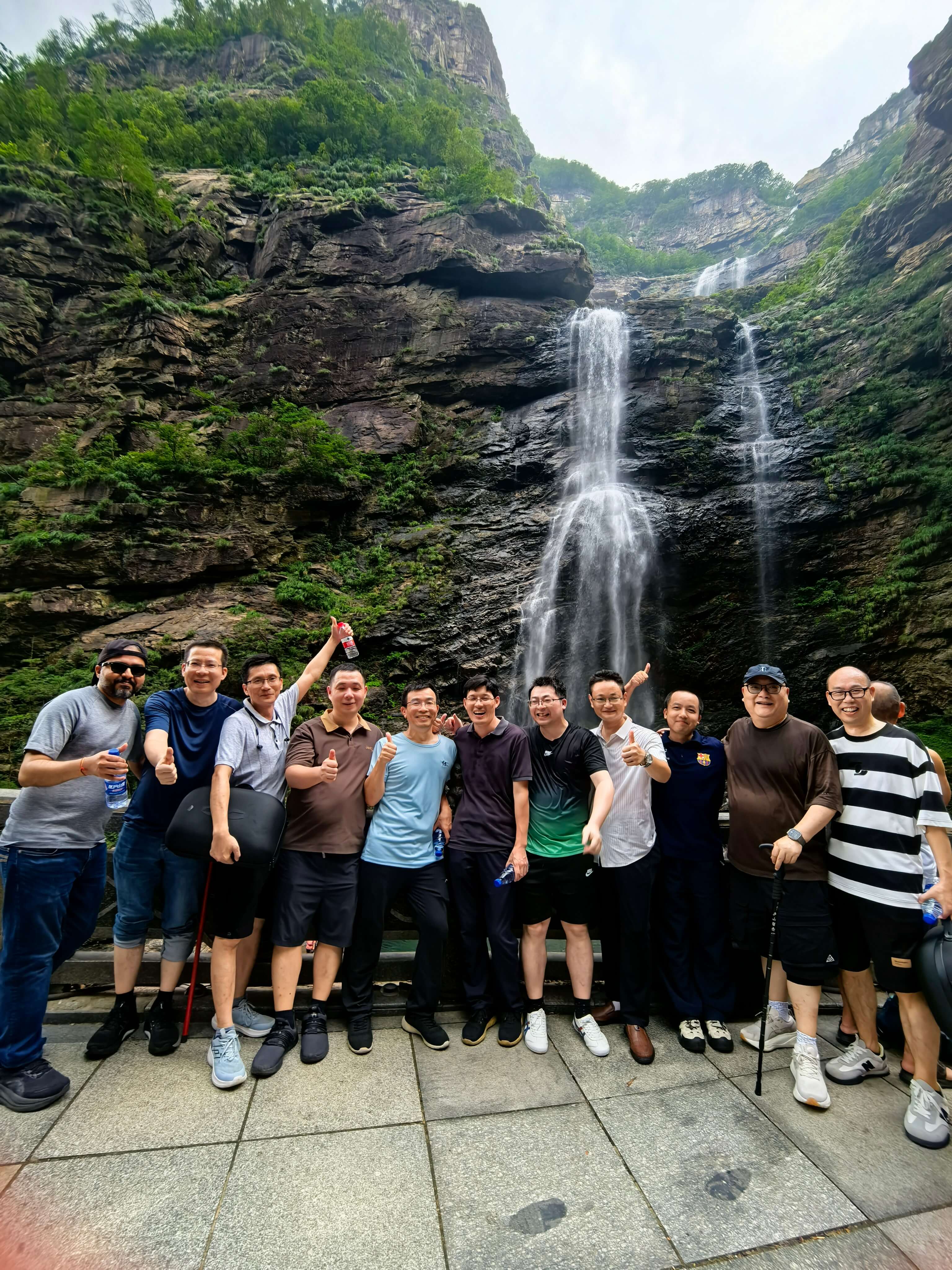 国睿工业集团2026年中战略会议-三叠泉景区合影