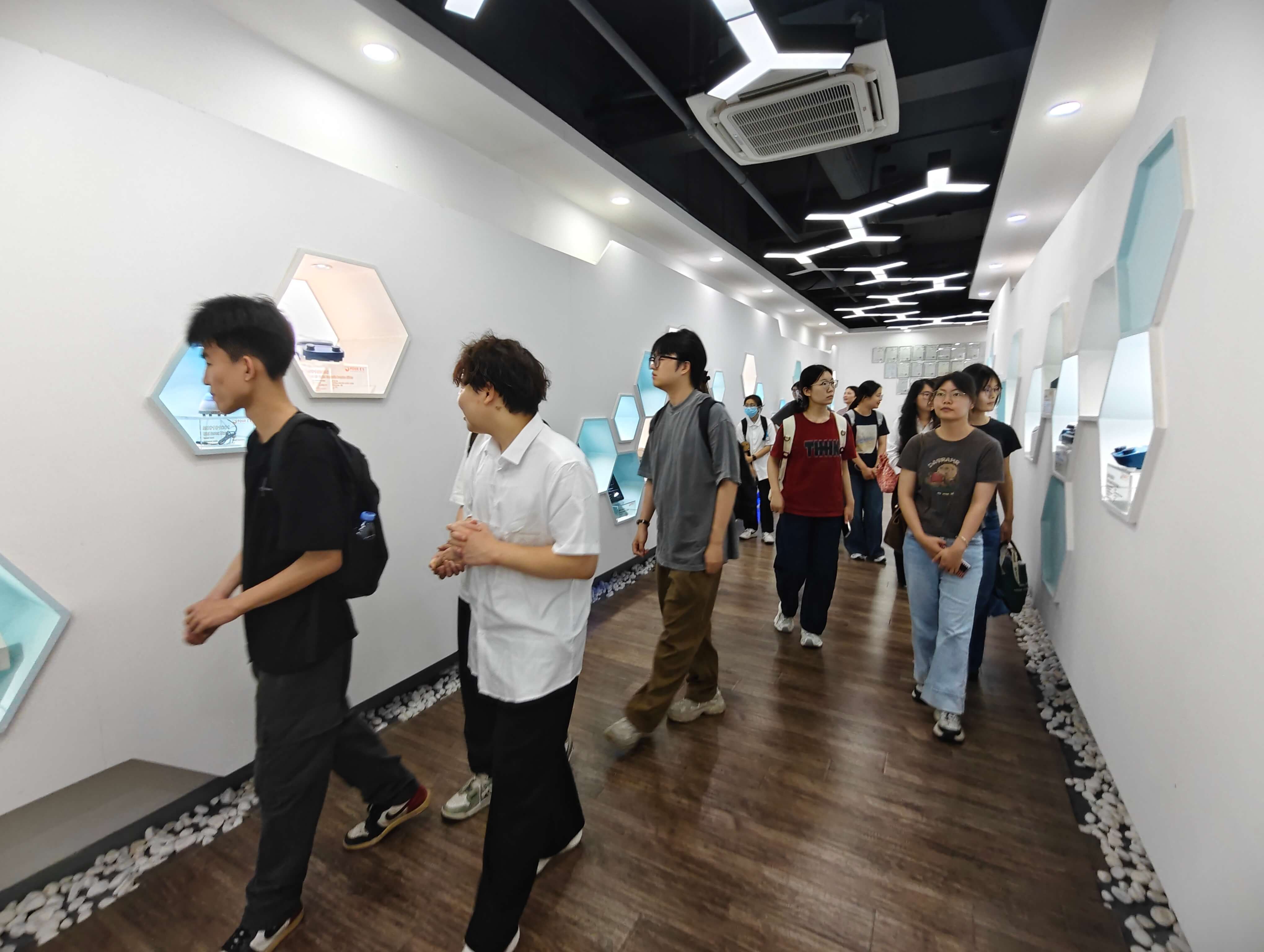 暨南大学生命科学技术学院生物系领导及2026届毕业生莅临四亿科仪参观交流-产品墙