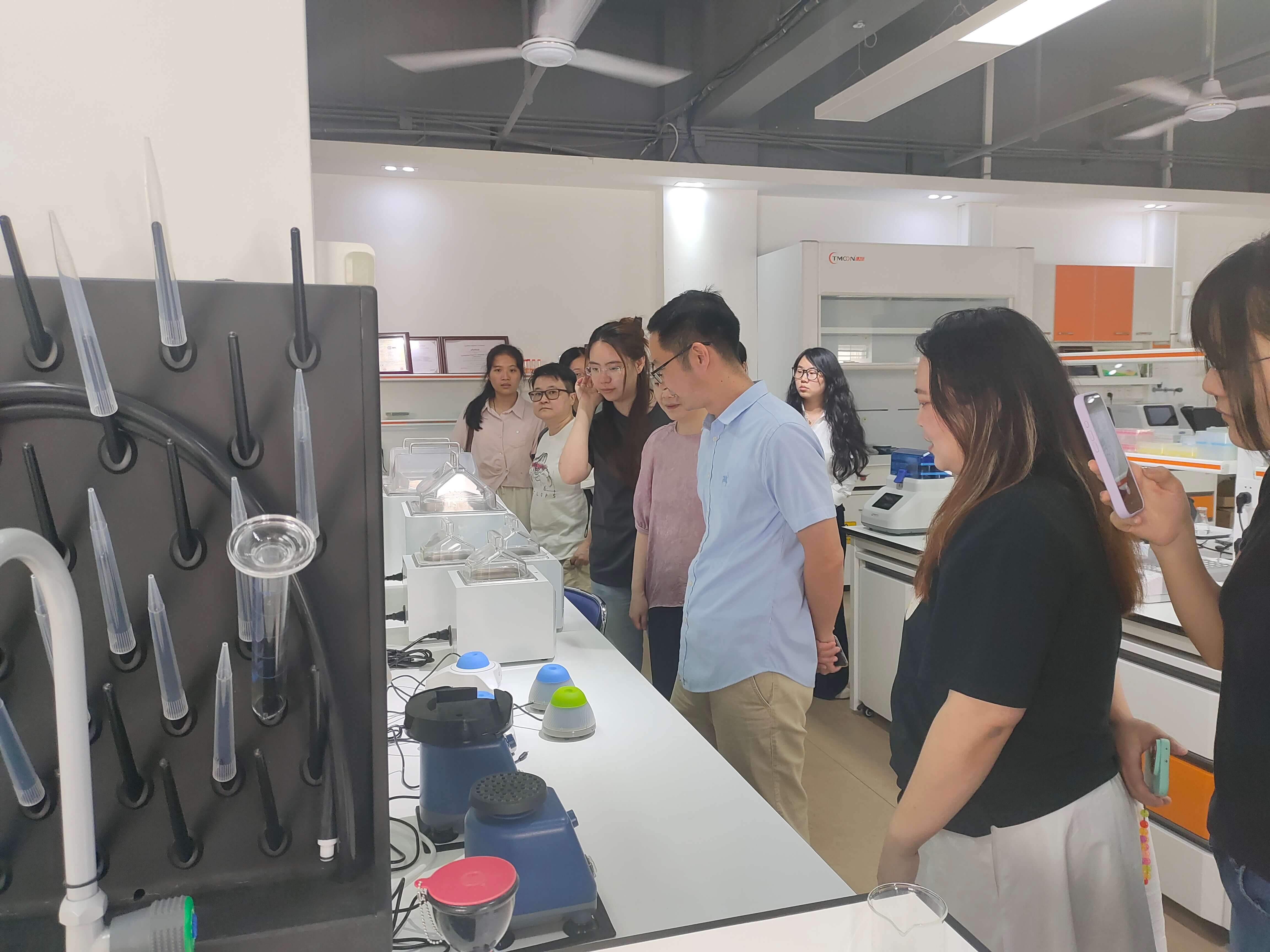 暨南大学生命科学技术学院生物系领导及2026届毕业生莅临四亿科仪-参观Demo实验室