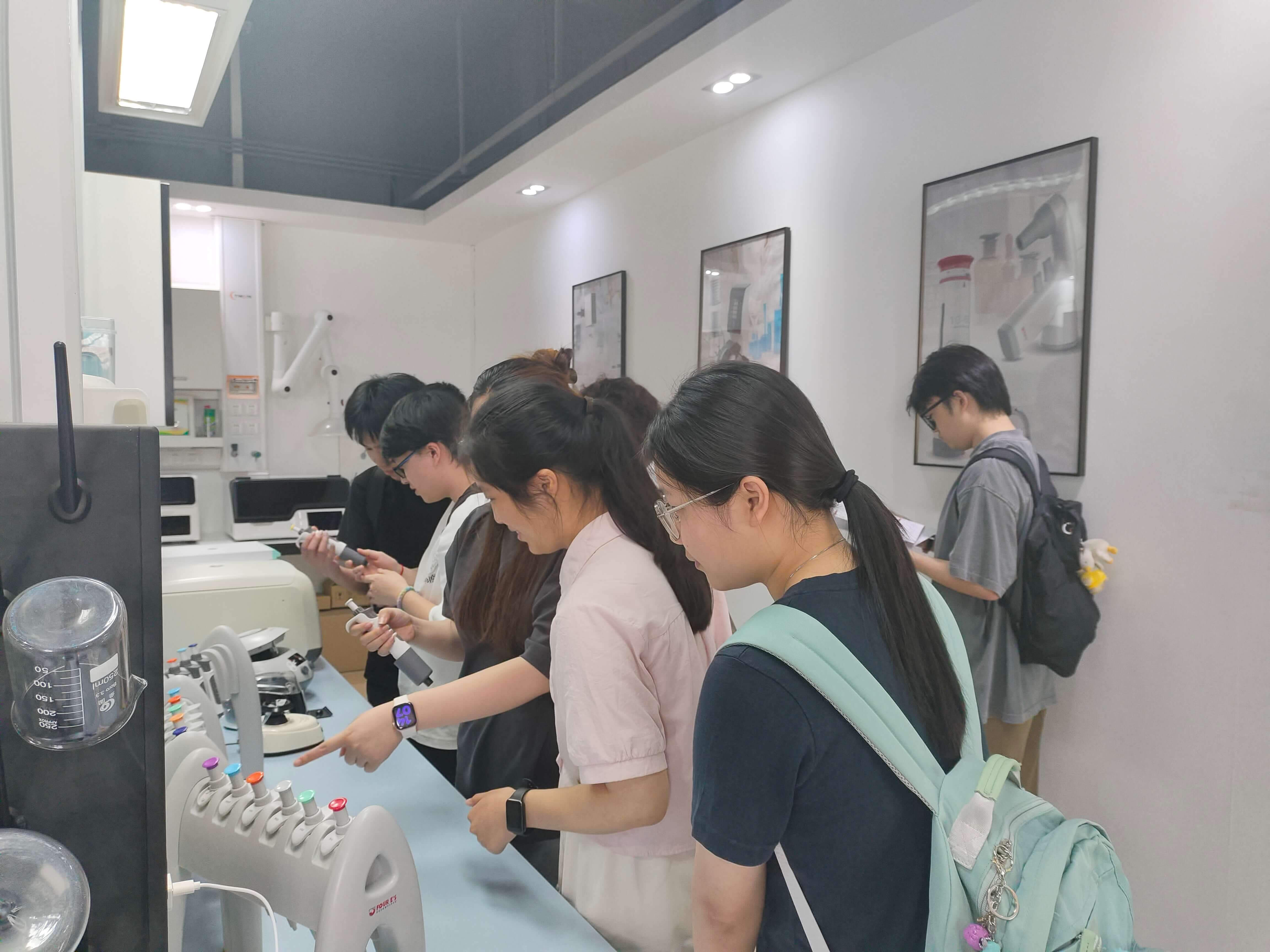 暨南大学生命科学技术学院生物系领导及2026届毕业生莅临四亿科仪-参观Demo实验室