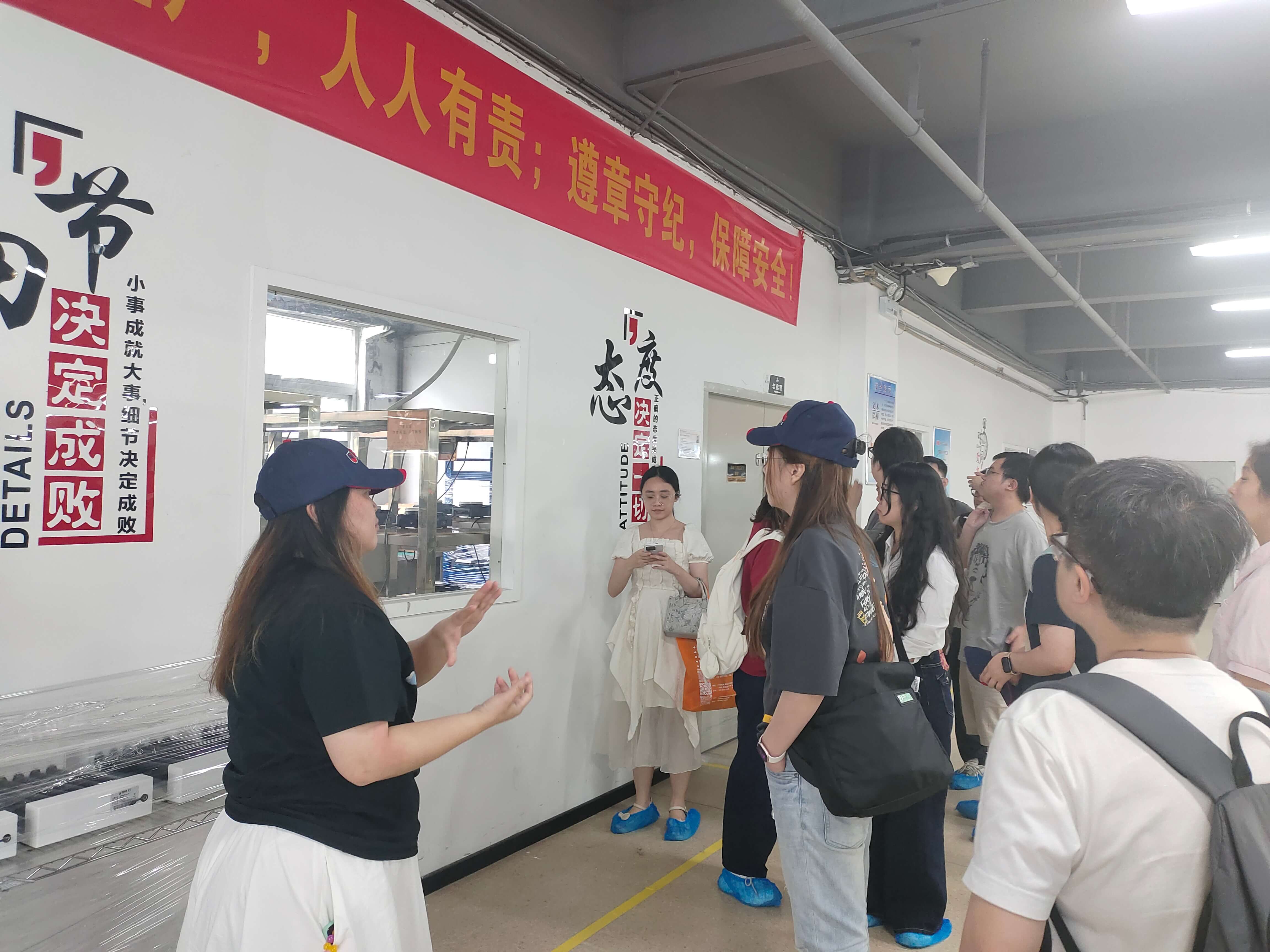暨南大学生命科学技术学院生物系领导及2026届毕业生莅临四亿科仪-参观生产车间